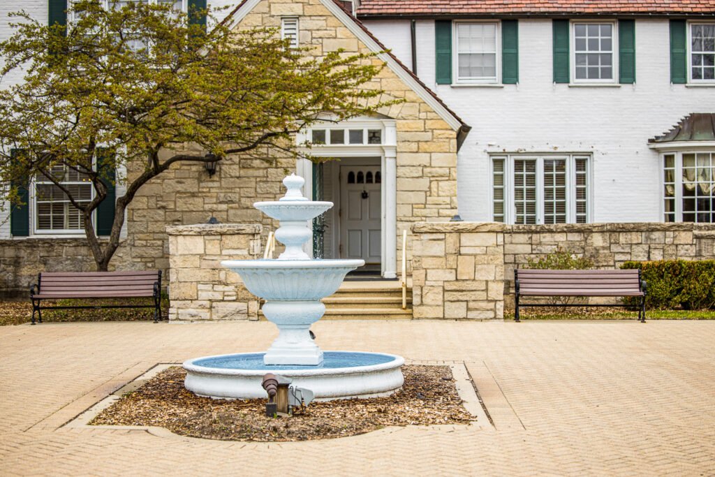 Welcome to Danada House with the Classy front fountain